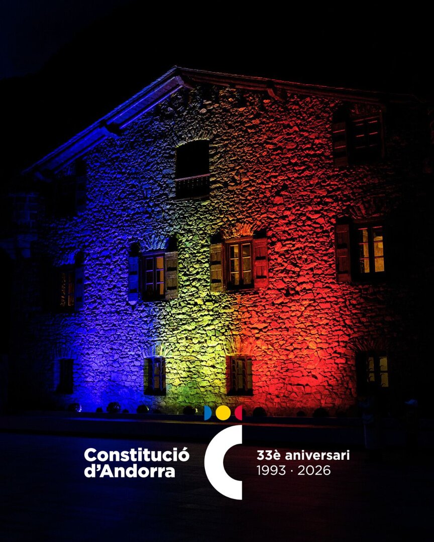 Casa de la Vall il·luminada 33 anys Constitució