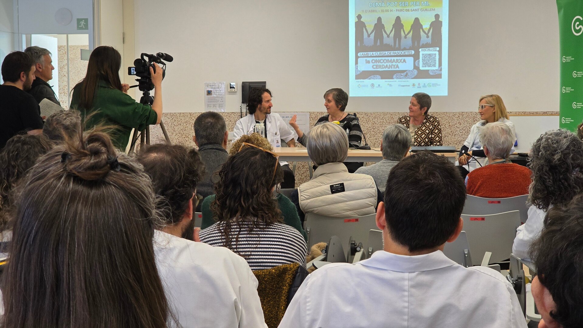Una imatge diferent dels participants en la presentació de l'Oncomarxa. Foto: Jordi Pardinilla.