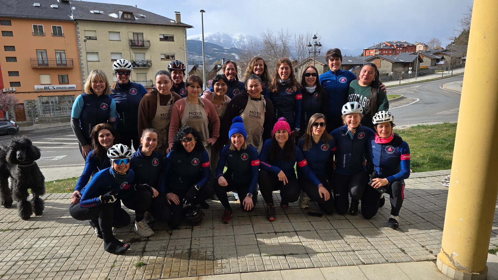 Aquest cap de setmana, després d'esmorzar, i preparades per emprendre l'activitat. A la fotografia, amb les companyes del forn, on esmorzen tots els diumenges que fan sortides. Foto: Jordi Pardinilla.
