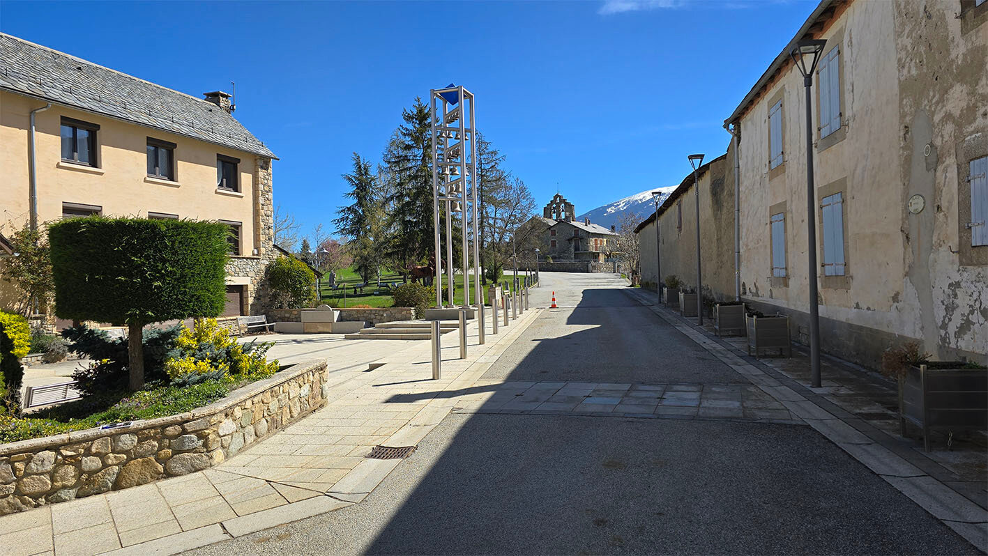 La plaça Michel Aris, a Santa Llocaia, on hi ha l'edifici de l'Ajuntament / Jordi Pardinilla.