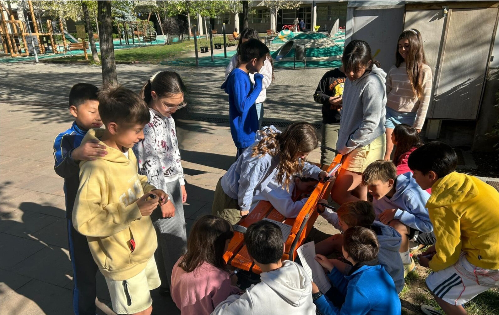 Alumnes de la Seu pintant banc de color taronja-campanya contra el bullying 