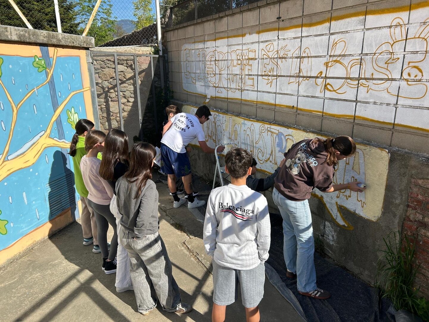 Alumnes de la Seu pintant mur contra el bulliyng-1