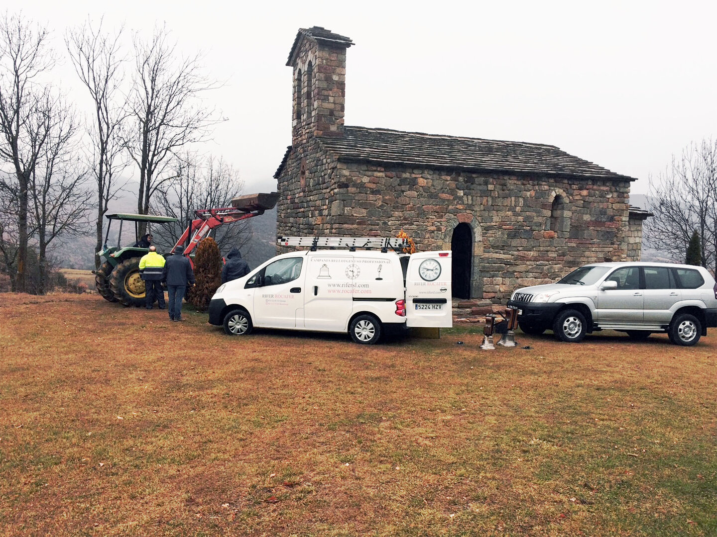 Reparació i manteniment de les campanes d'una ermita a Montellà / Jordi Pardinilla.