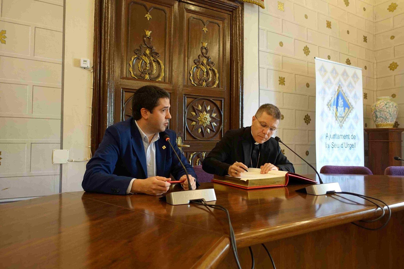 Visita bisbe a l'Ajuntament de la Seu 2