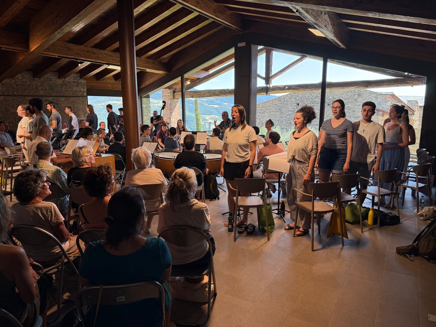 Public-escoltant-els-cantants-de-la-Bachcelona-Akademie-en-un-assaig-obert-a-lEspai-Joan-Planes-scaled