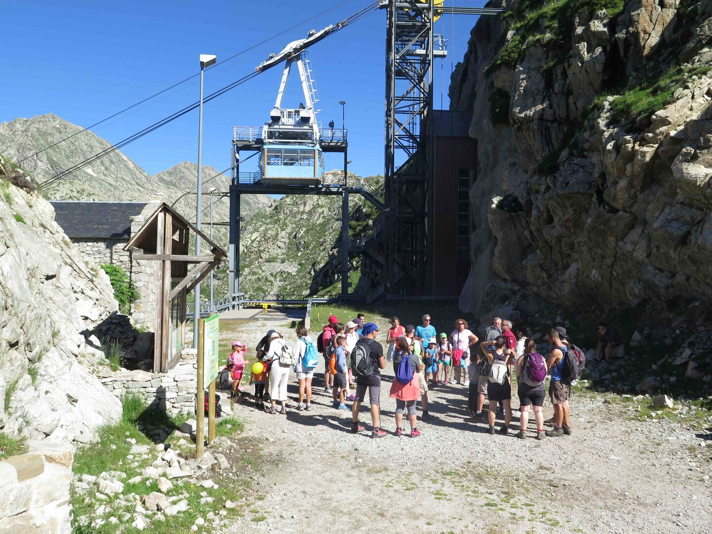 Telefèric pujant a Estany Gento 2